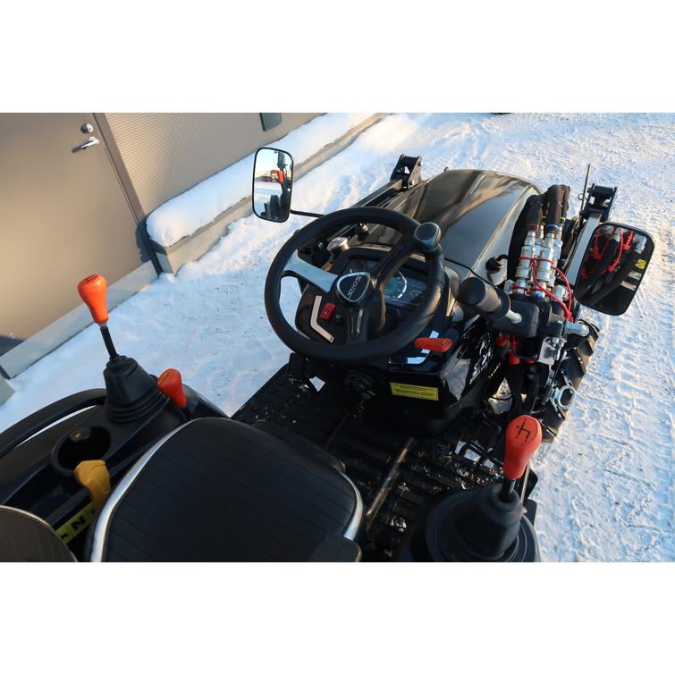 Solis 26 9+9 XL 4wd musta pientraktori etukuormaajalla ja sorakauhalla sekä KOVA lumilingolla