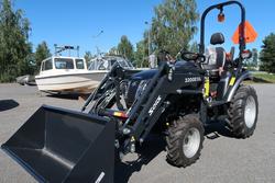 26 9+9 XL 4wd musta pientraktori etukuormaajalla ja sorakauhalla