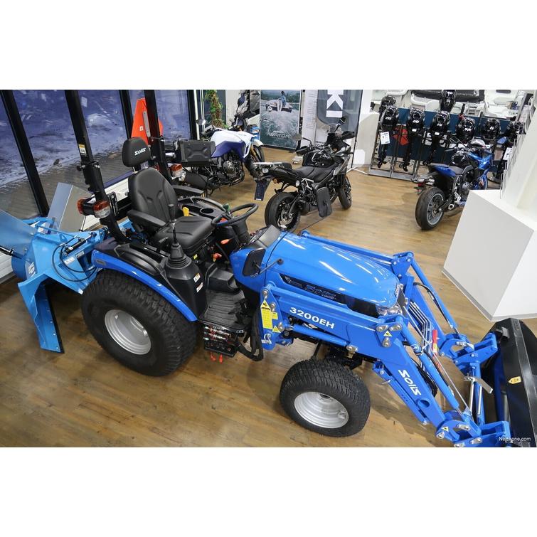 Solis 26 HST 4wd sininen pientraktori etukuormaajalla, lumikauhalla ja lingolla