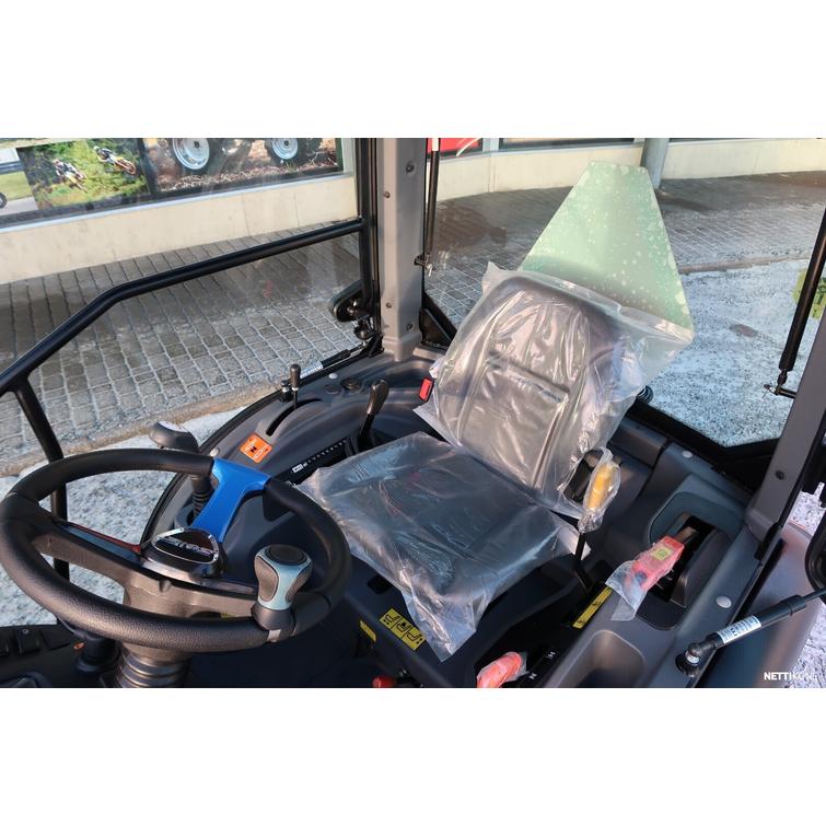 Solis 26 HST hytill&auml; 4wd sininen pientraktori etukuormaajalla ja sorakauhalla