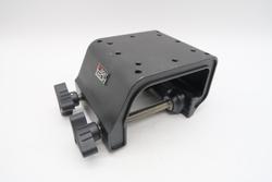 Boat Tech takilan kiinnitysjalusta laitaan, puristettava