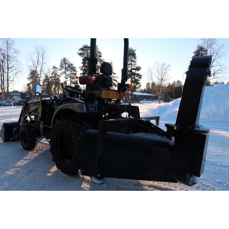 Solis 26 9+9 XL 4wd musta pientraktori etukuormaajalla ja sorakauhalla sekä KOVA lumilingolla