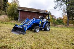 Solis 20 4wd 6+2 sininen pientraktori etukuormaajalla ja sorakauhalla sek&auml; Calix l&auml;mmittimell&auml;