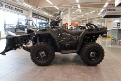 Polaris Sportsman 2026 traktorimönkijä 570 EPS Sage Green lumilevyllä, sähkökäännöllä ja vinssillä